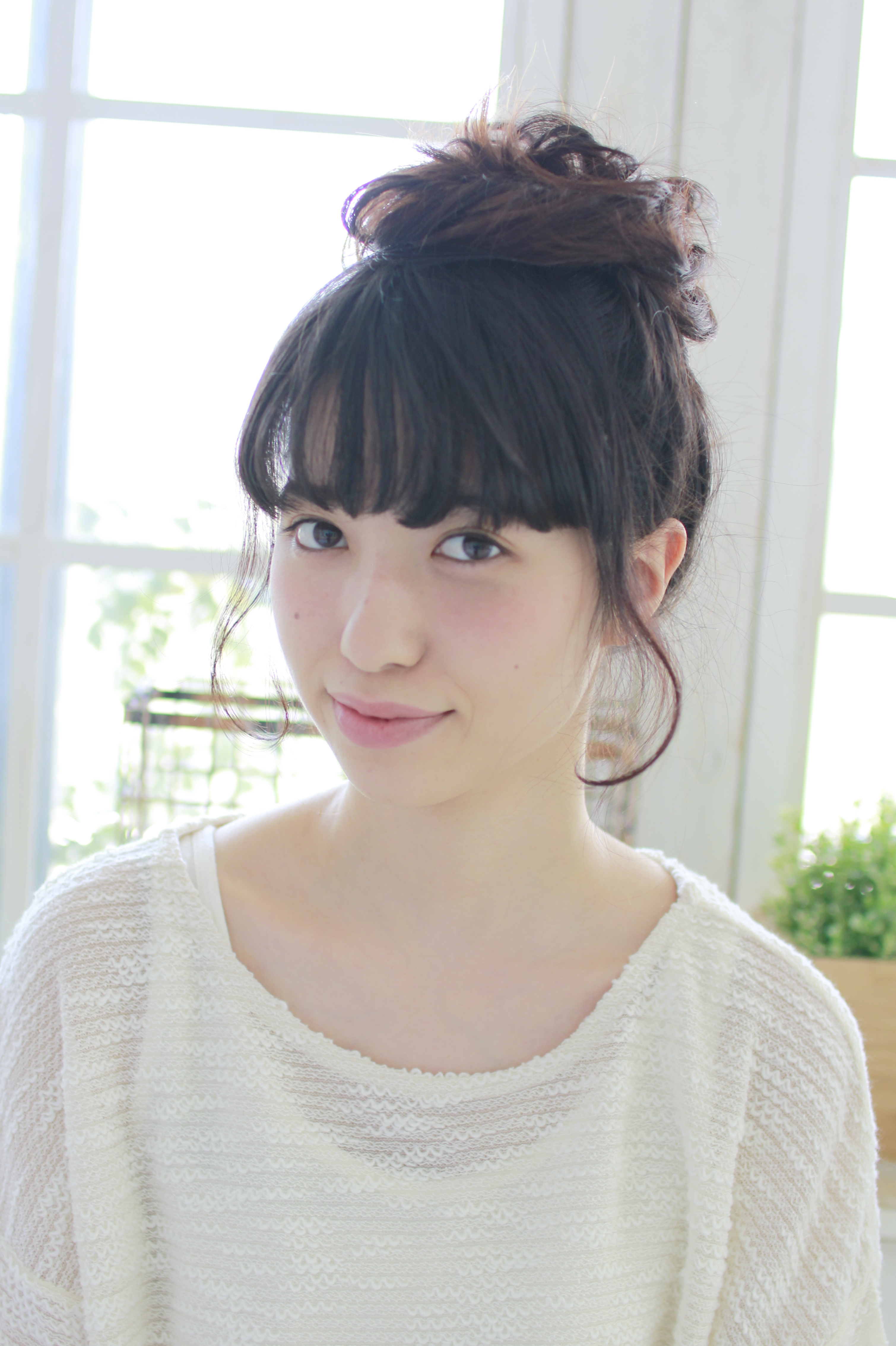 ルーズお団子スタイル。カジュアルヘアーで人気なスタイルです。いつもと違うお団子スタイルが、飾らない女性の可愛らしさを演出してくれます。   ポイント お団子を、ルーズにくずしピンで固定します。
