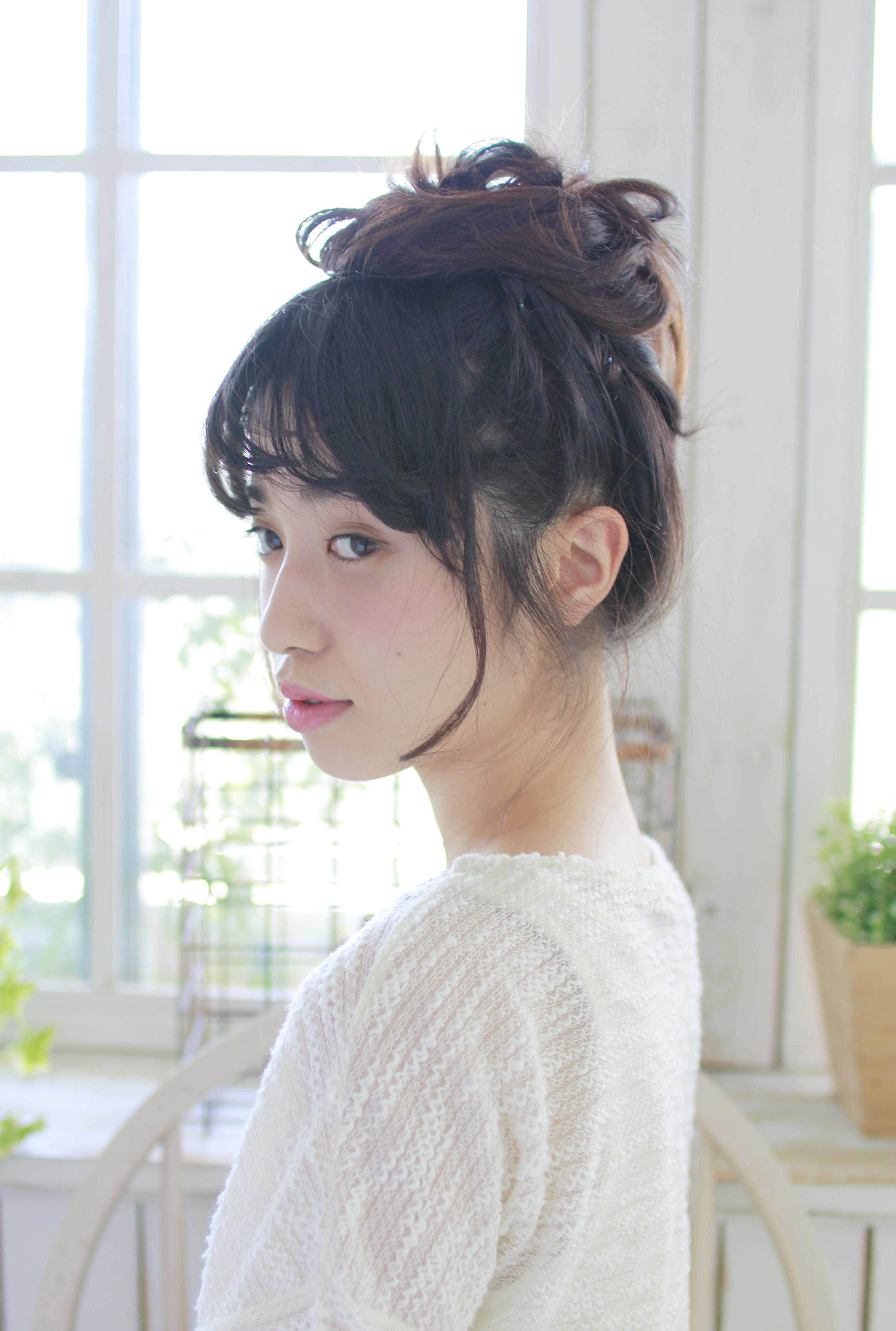 ルーズお団子スタイル。カジュアルヘアーで人気なスタイルです。いつもと違うお団子スタイルが、飾らない女性の可愛らしさを演出してくれます。   ポイント お団子を、ルーズにくずしピンで固定します。