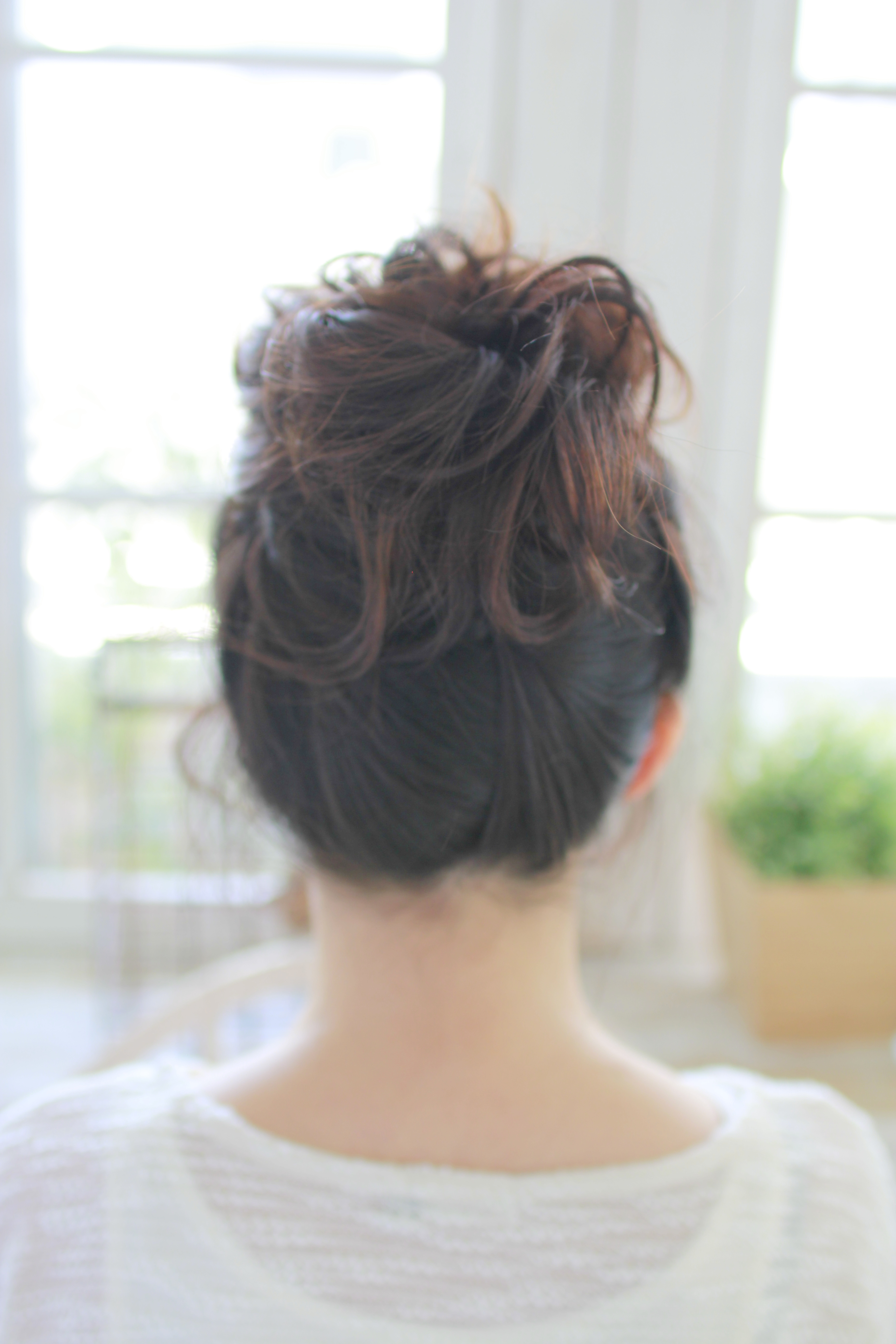 ルーズお団子スタイル。カジュアルヘアーで人気なスタイルです。いつもと違うお団子スタイルが、飾らない女性の可愛らしさを演出してくれます。   ポイント お団子を、ルーズにくずしピンで固定します。